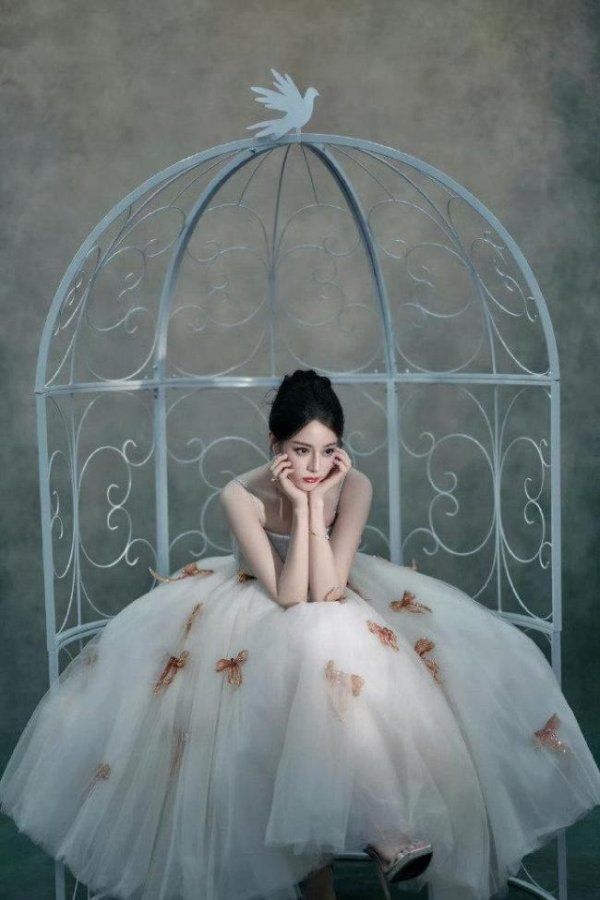 创赢盘交易 迪丽热巴请送机粉丝喝奶茶 休闲风中的暖心时刻