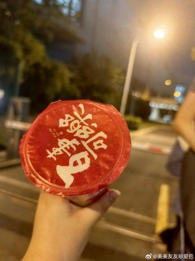 迪丽热巴请送机粉丝喝奶茶 休闲风中的暖心时刻