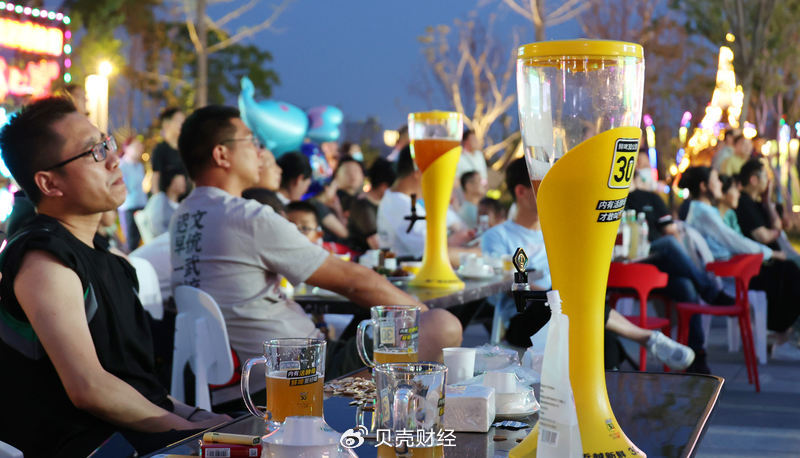 2025年6月15日，连云港市海州区盐河街，市民在观看“苏超”直播。图/IC photo