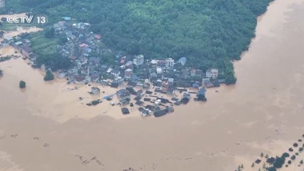 诚利和 贵州“村超”场地被淹后 足球队长、拉拉队、解说员都来了