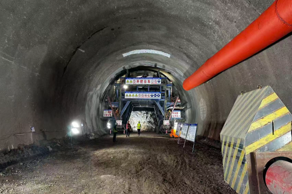 安泰证券 缙云山隧道顺利贯通